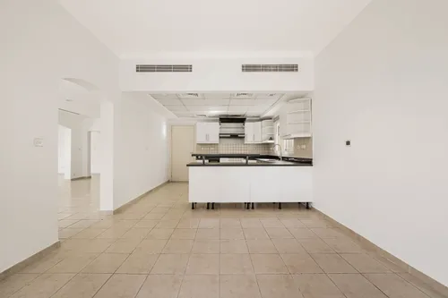 5 Bedrooms Villa in Meadows 4