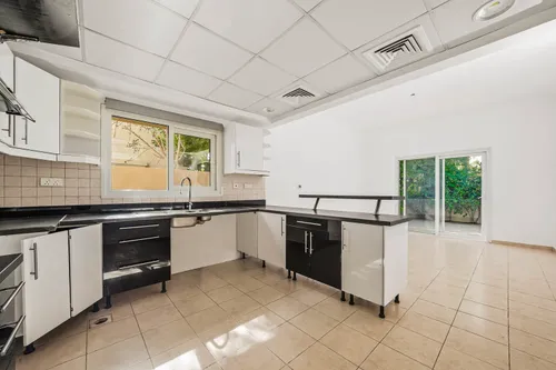 5 Bedrooms Villa in Meadows 4