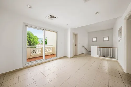 5 Bedrooms Villa in Meadows 4