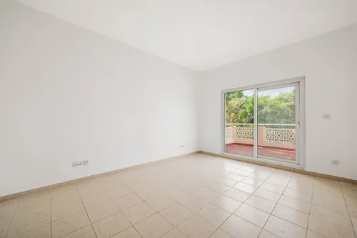 5 Bedrooms Villa in Meadows 4