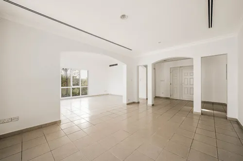 5 Bedrooms Villa in Meadows 4