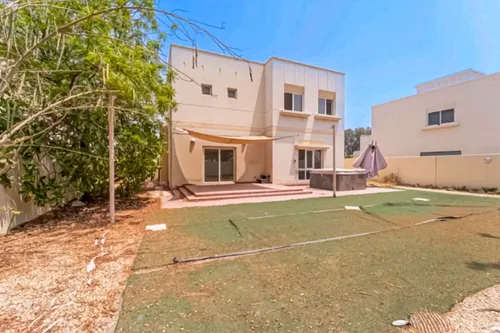 4 Bedrooms Villa in Meadows 9