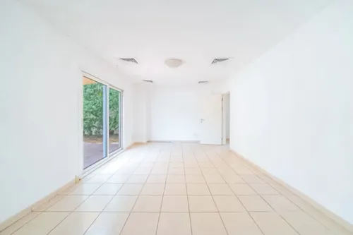 4 Bedrooms Villa in Meadows 9