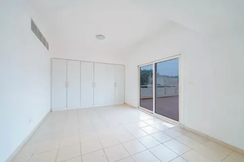 4 Bedrooms Villa in Meadows 9