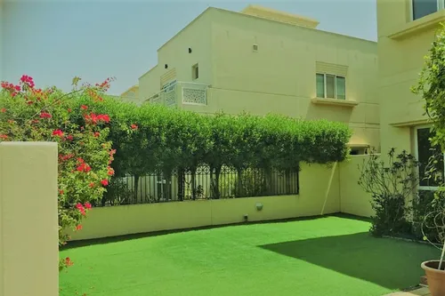 4 Bedrooms Villa in Meadows 9