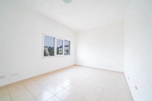 4 Bedrooms Villa in Meadows 9