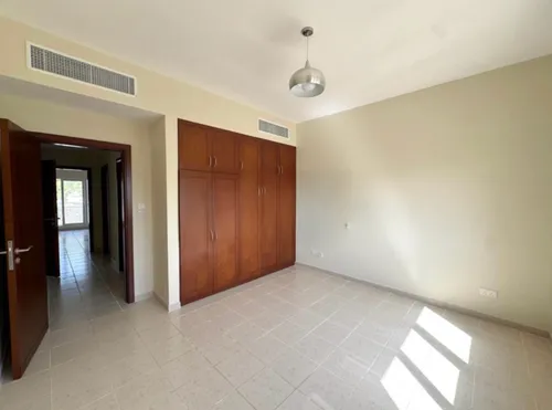 4 Bedrooms Villa in Meadows 9