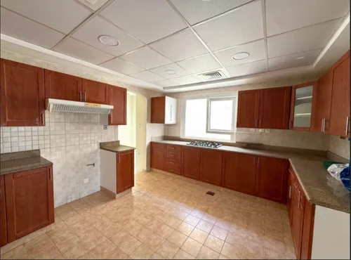 4 Bedrooms Villa in Meadows 9