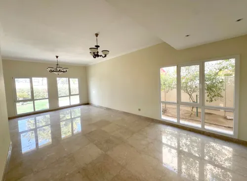 4 Bedrooms Villa in Meadows 9