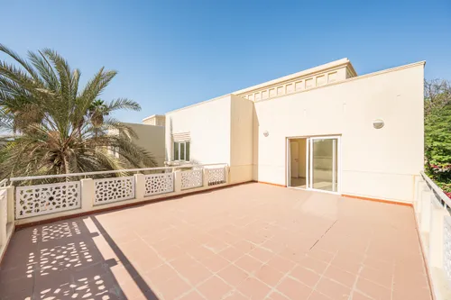 3 Bedrooms Villa in Meadows 9