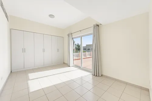 3 Bedrooms Villa in Meadows 9