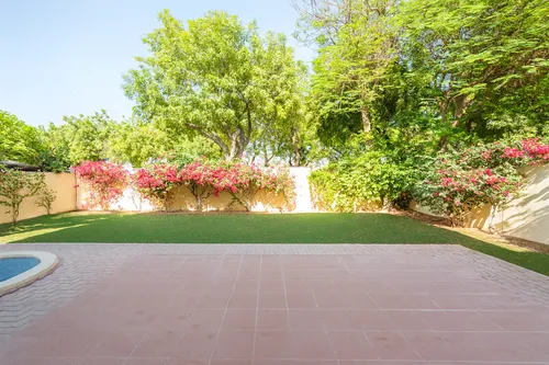 3 Bedrooms Villa in Meadows 9