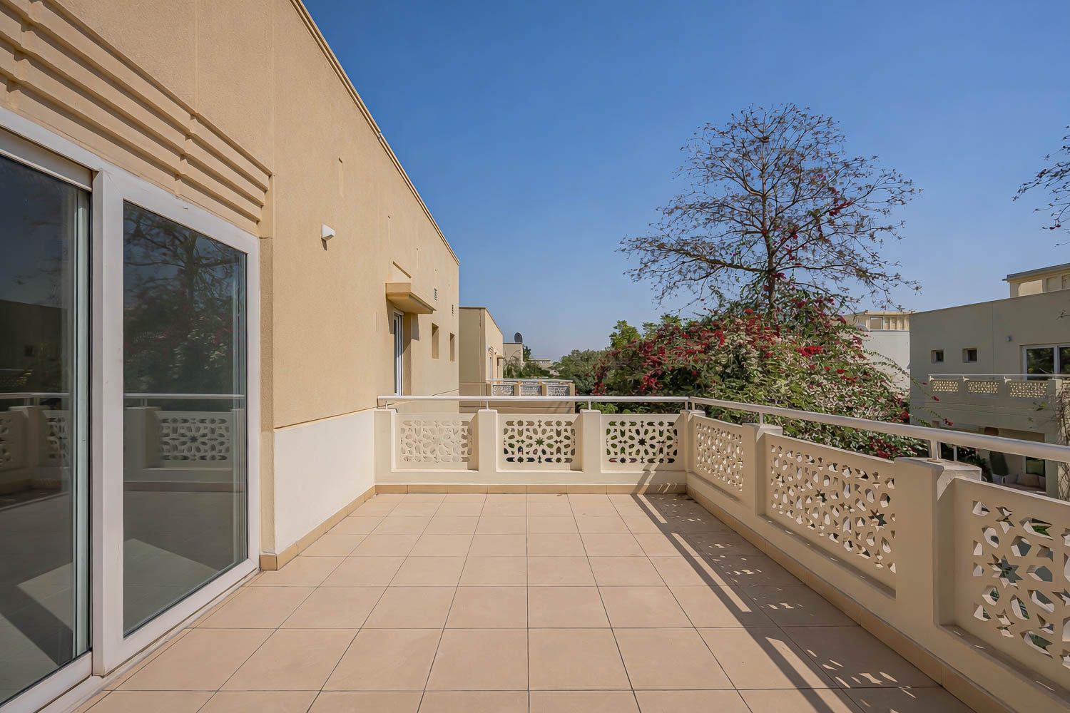 4 Bedrooms Villa in Meadows 9