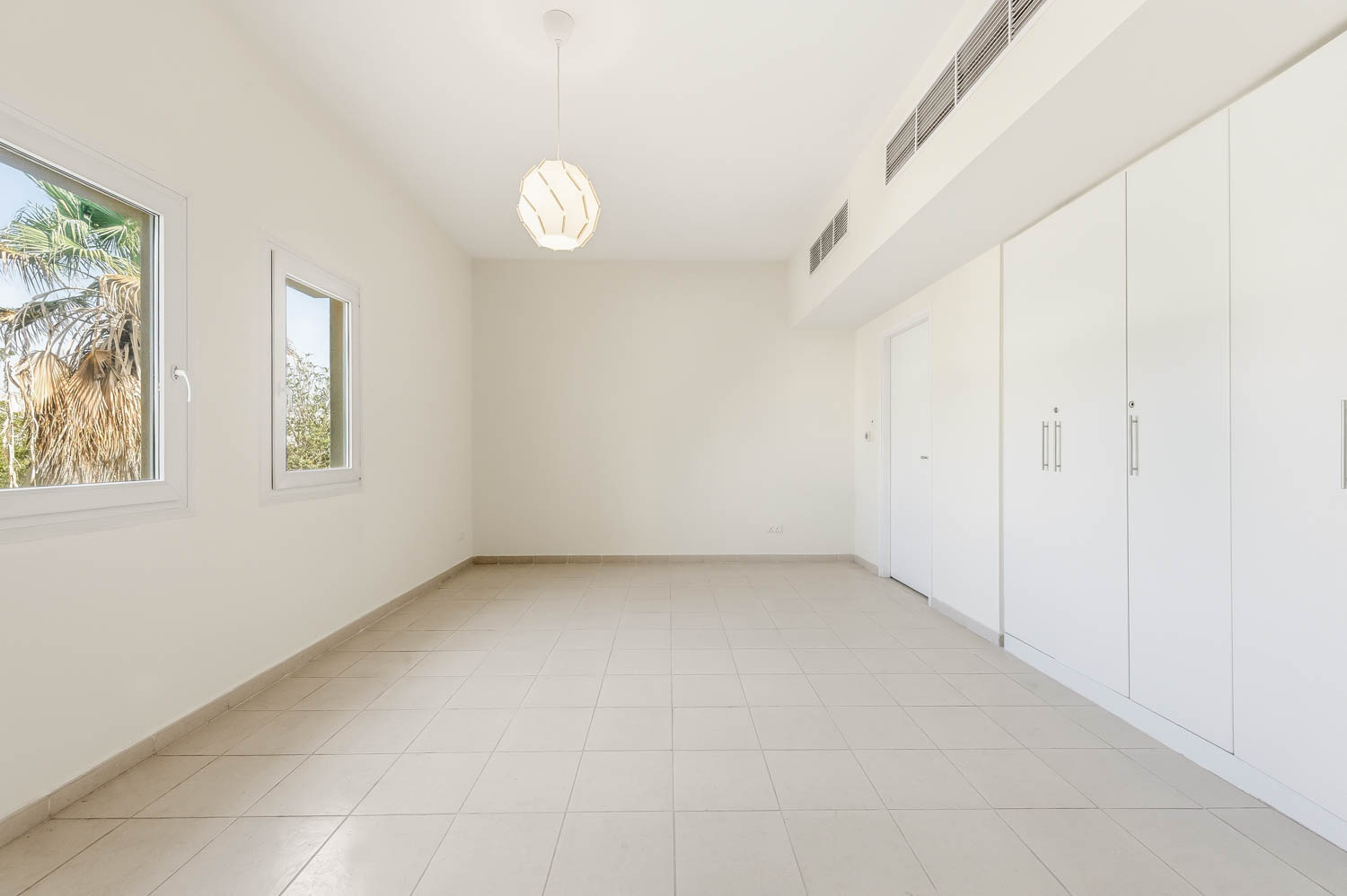 4 Bedrooms Villa in Meadows 9