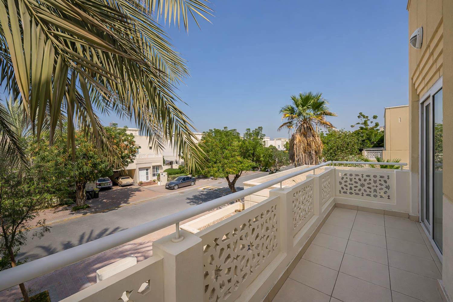 4 Bedrooms Villa in Meadows 9