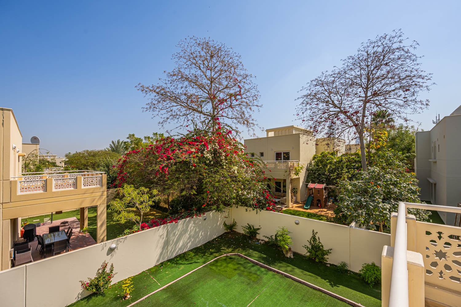 4 Bedrooms Villa in Meadows 9