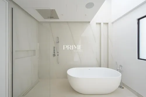 5 Bedrooms Villa in 4 Street, Meadows