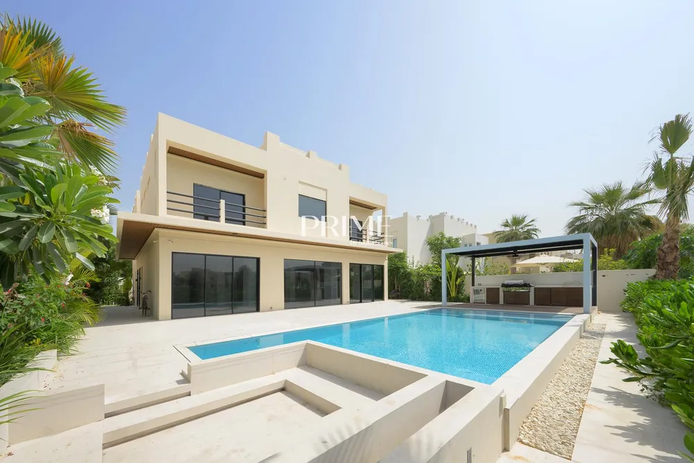 5 Bedrooms Villa in 4 Street, Meadows