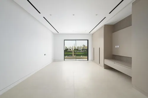 5 Bedrooms Villa in 4 Street, Meadows