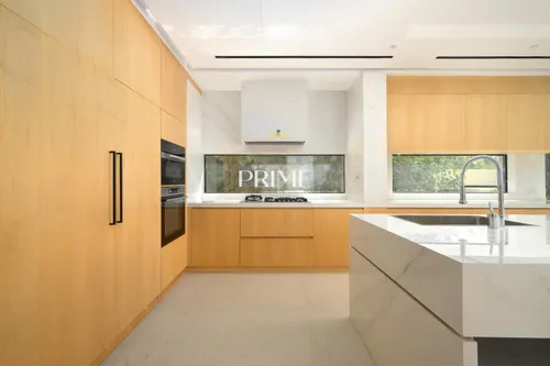 5 Bedrooms Villa in 4 Street, Meadows