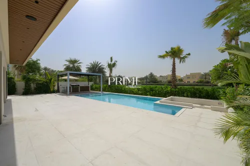 5 Bedrooms Villa in 4 Street, Meadows