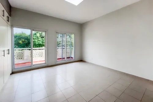 5 Bedrooms Villa in Meadows 9