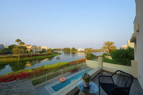 6 Bedrooms Villa in Meadows 7