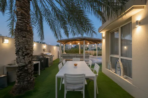 6 Bedrooms Villa in Meadows 7