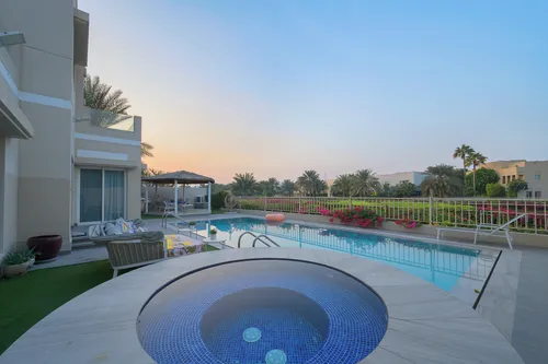 6 Bedrooms Villa in Meadows 7