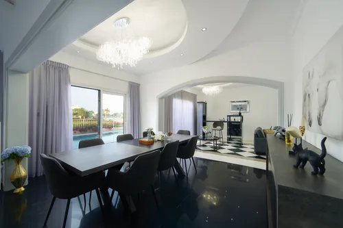 6 Bedrooms Villa in Meadows 7