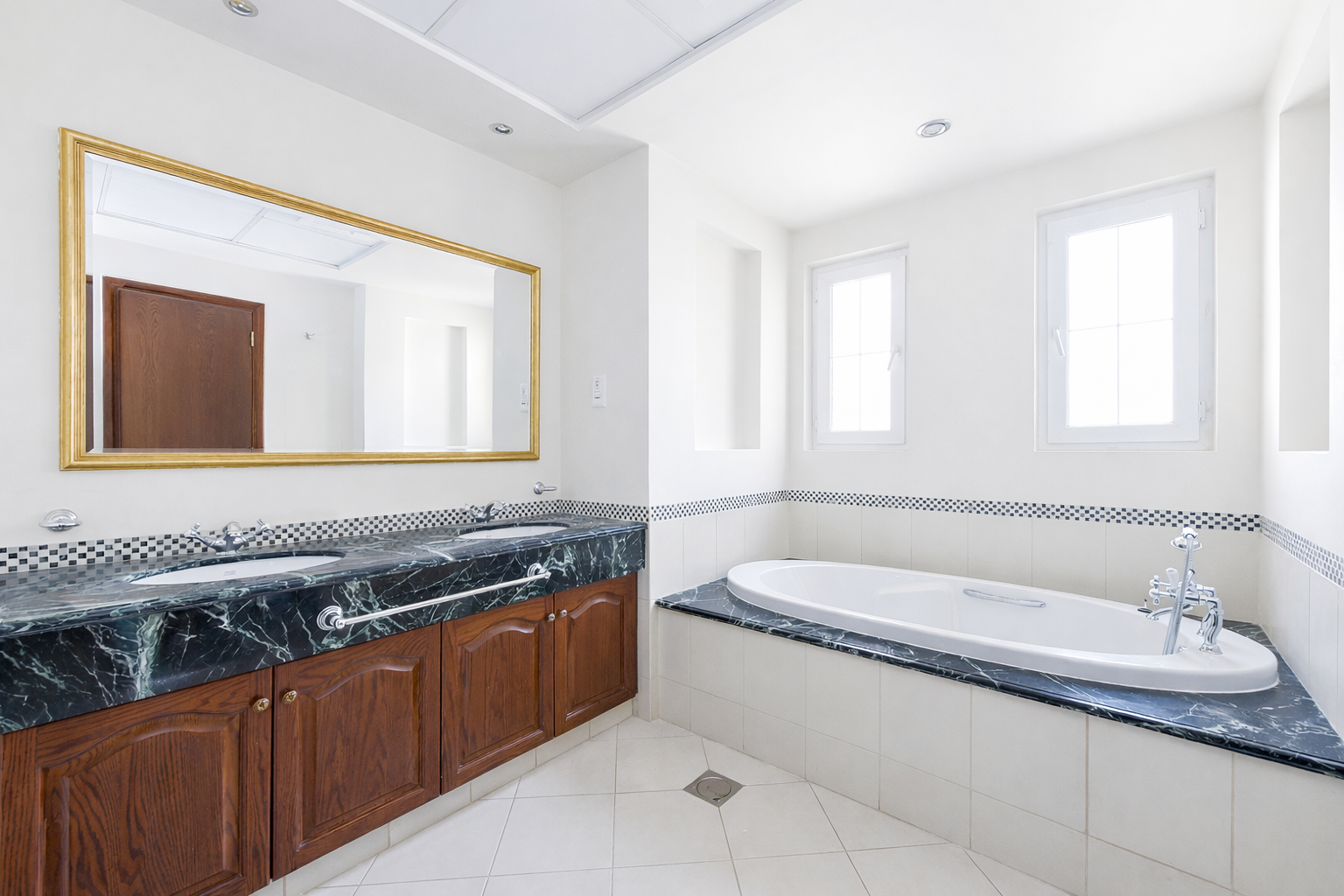 4 Bedrooms Villa in Alvorada 2