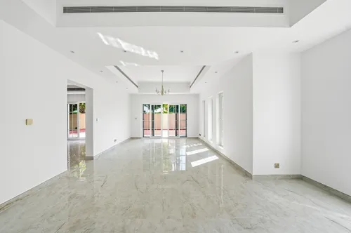 5 Bedrooms Villa in Terra Nova Avenue