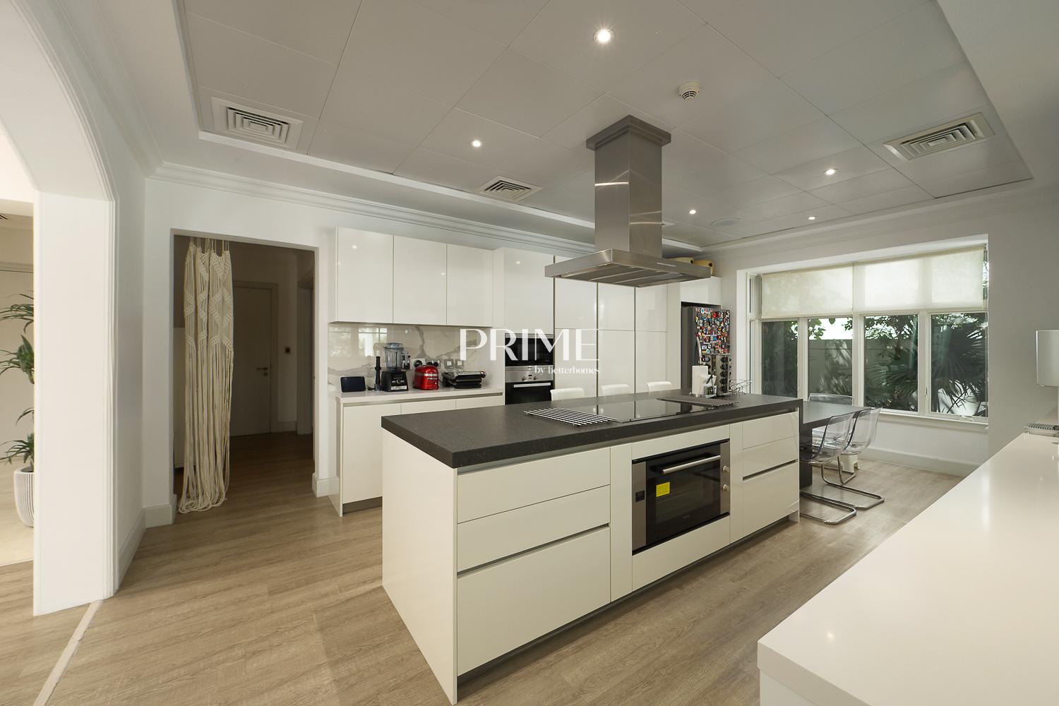 5 Bedrooms Villa in Flame Tree Ridge