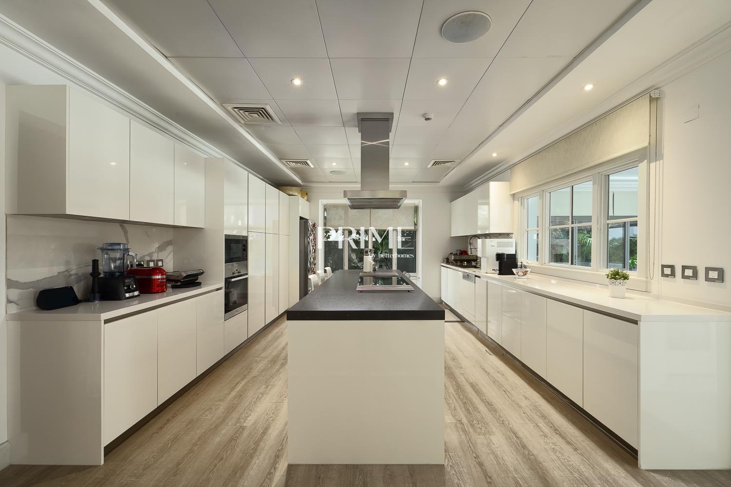 5 Bedrooms Villa in Flame Tree Ridge