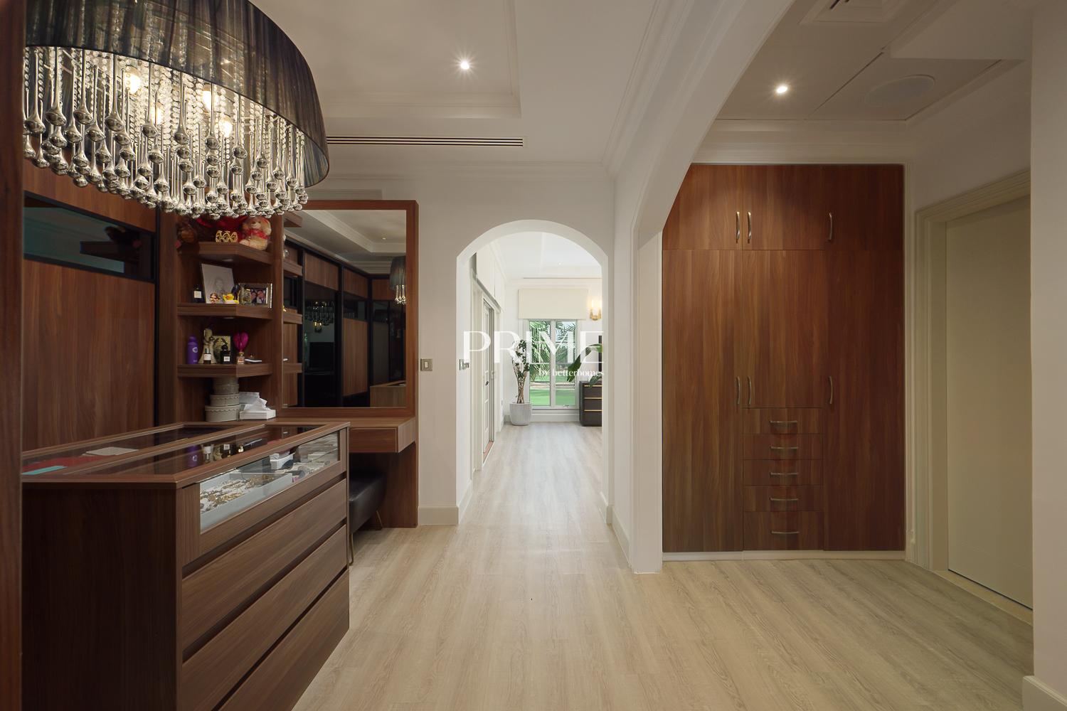 5 Bedrooms Villa in Flame Tree Ridge
