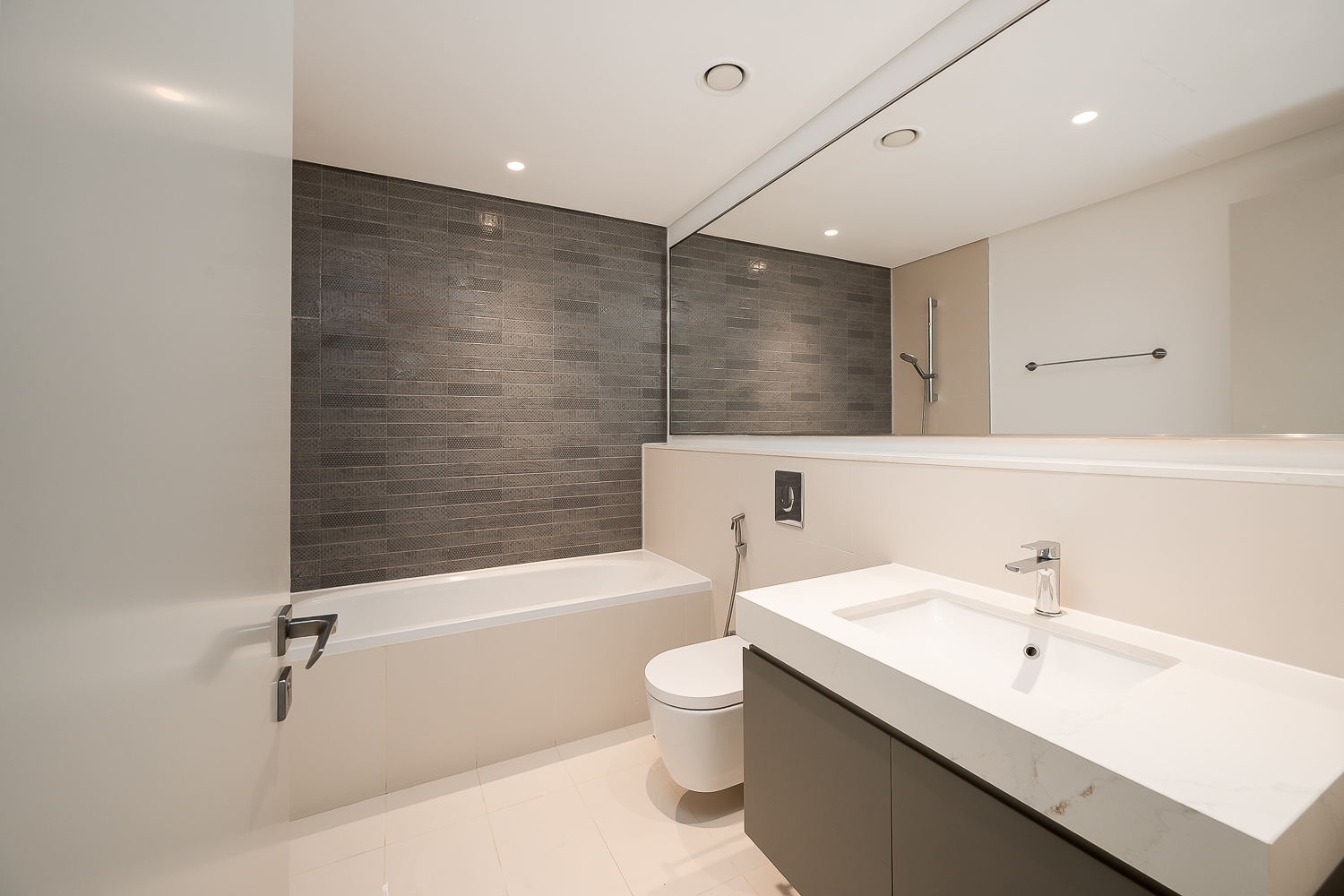 2 Bedrooms Apartment in Sunrise Bay Tower 1