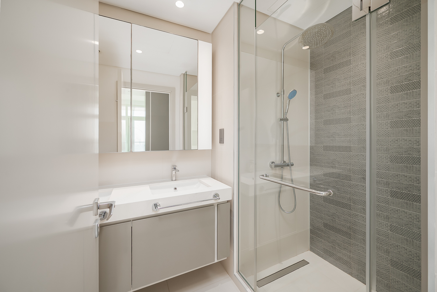 2 Bedrooms Apartment in Sunrise Bay Tower 1