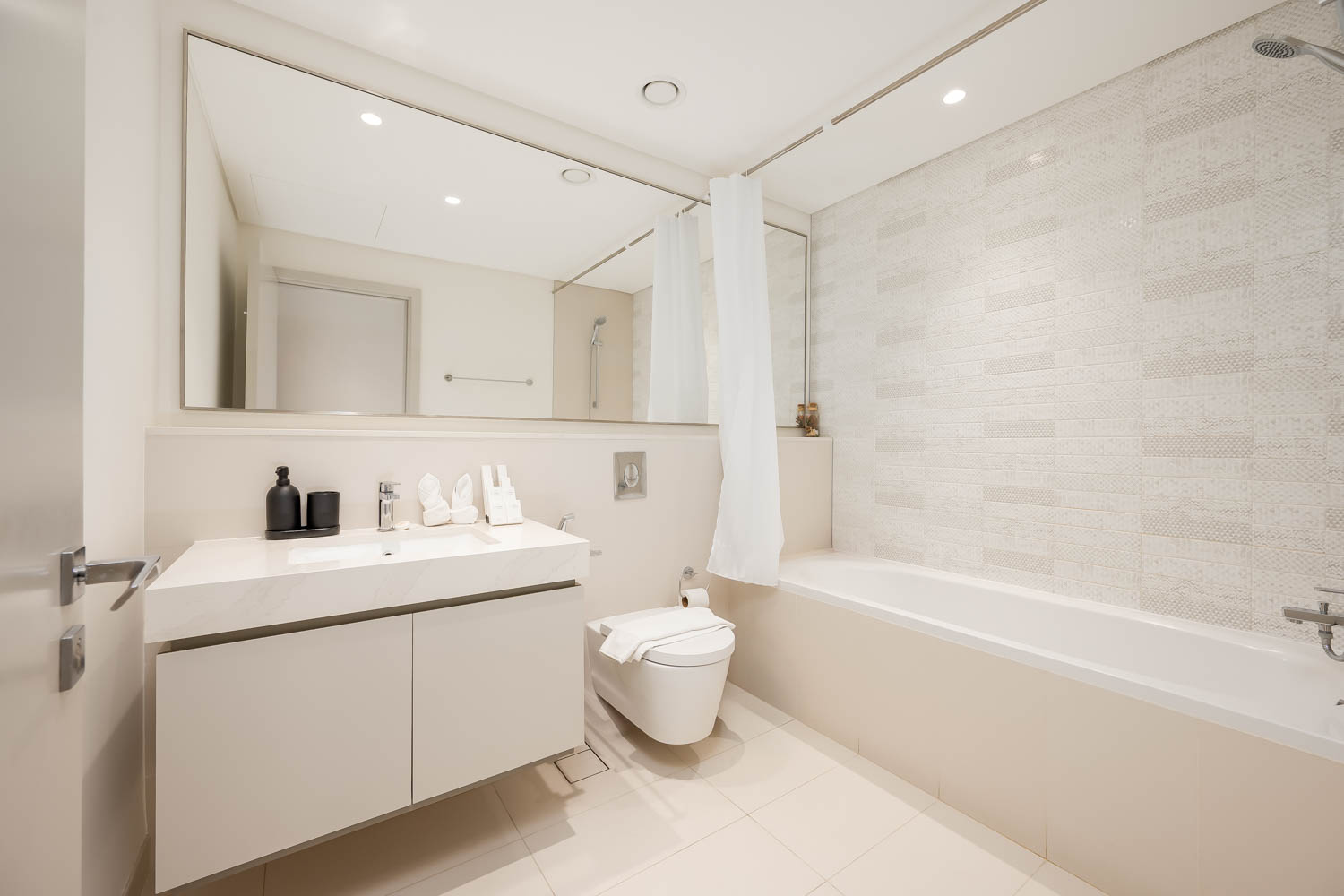 2 Bedrooms Apartment in Sunrise Bay Tower 1