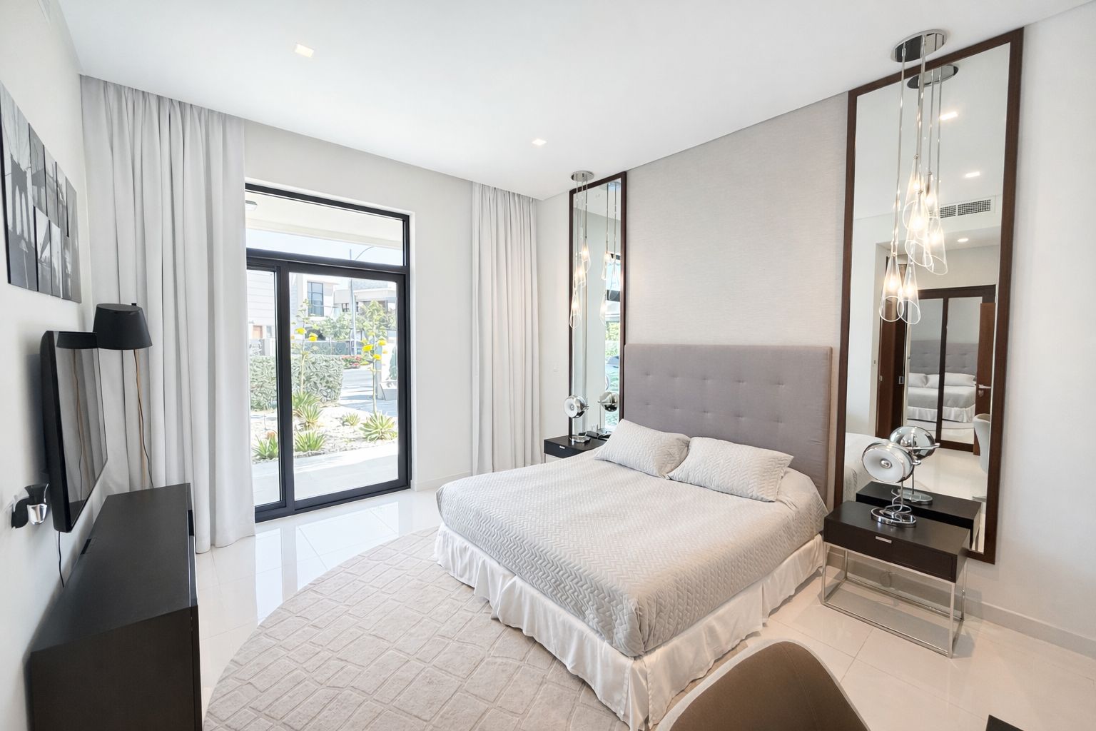 5 Bedrooms Villa in Flora