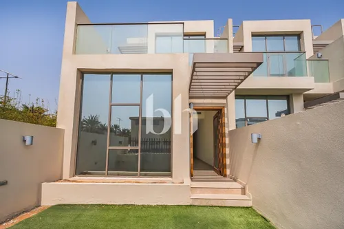 Vacant Now | Corner Unit | Private Garden