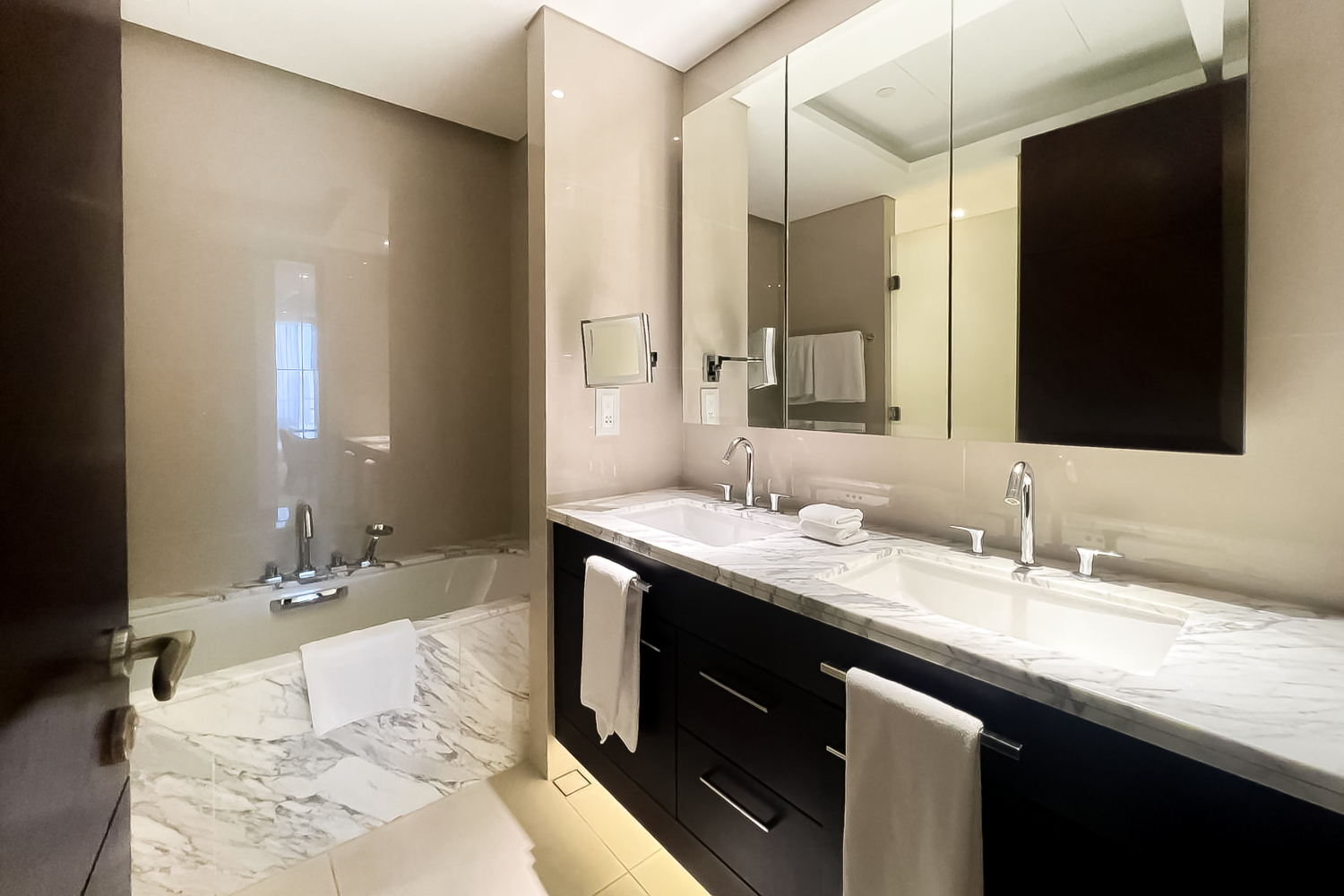 3 Bedrooms Apartment in The Address Sky View Tower 1