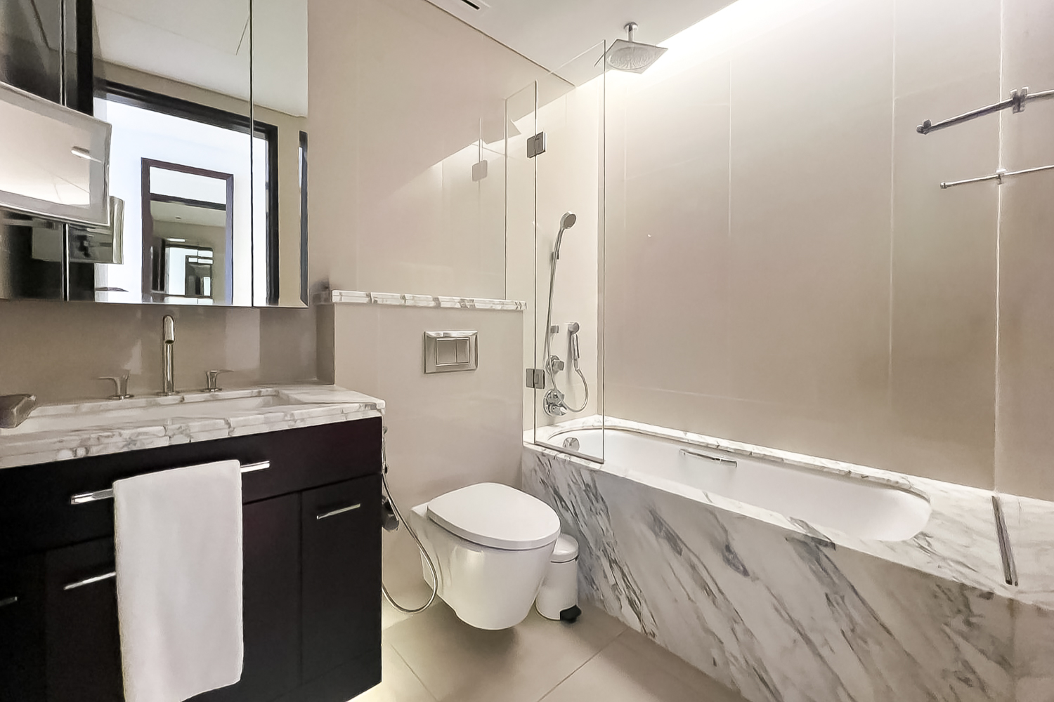 3 Bedrooms Apartment in The Address Sky View Tower 1