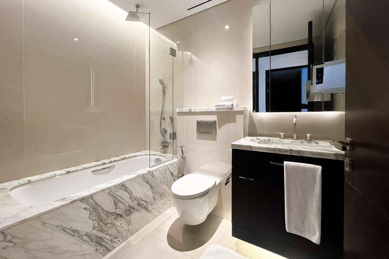 3 Bedrooms Apartment in The Address Sky View Tower 1