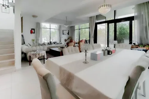 6 Bedrooms Villa in Longview