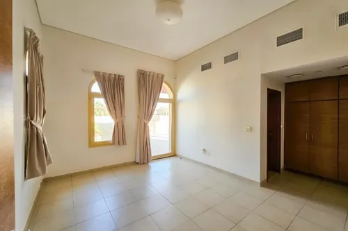 4 Bedrooms Villa in Golf Gardens