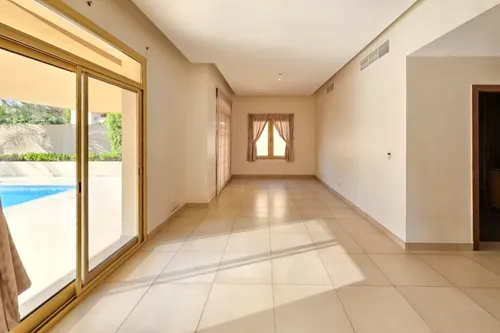 4 Bedrooms Villa in Golf Gardens