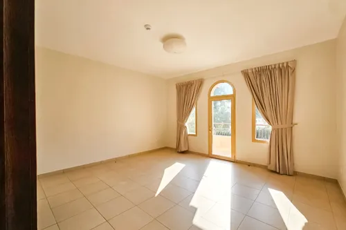 4 Bedrooms Villa in Golf Gardens