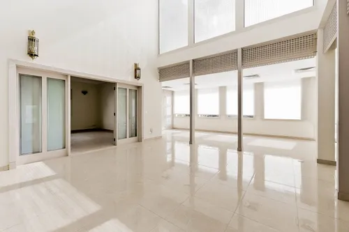 5 Bedrooms Villa in Sector E