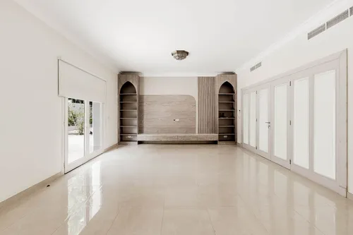 5 Bedrooms Villa in Sector E