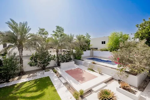 5 Bedrooms Villa in Sector E